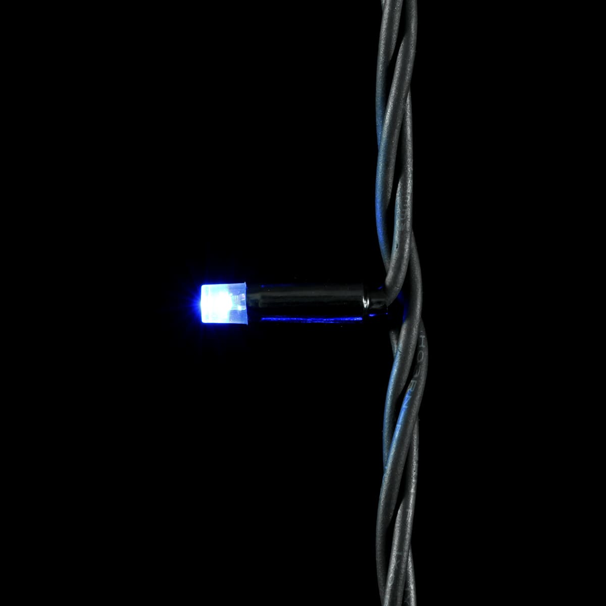 Качественная картинка Светодиодная нить с колпачком Laitcom, 10м, 220В, 75 LED, провод черный каучук, IP65, разноцв с мерц