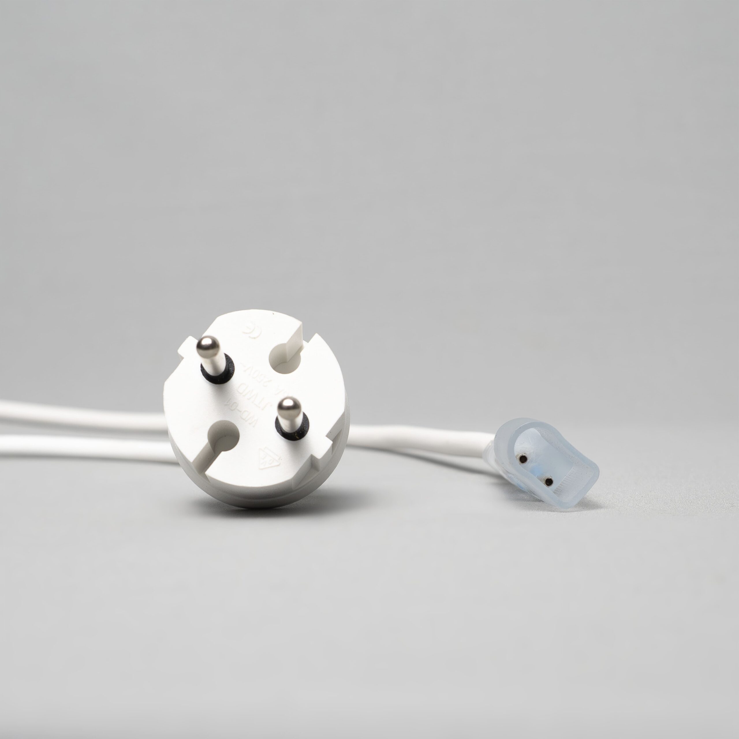 Качественная картинка Кабель питания Laitcom 1,5м с Выпрямителем 8А для неона 8х16 мм, 220В, провод белый каучук, IP65