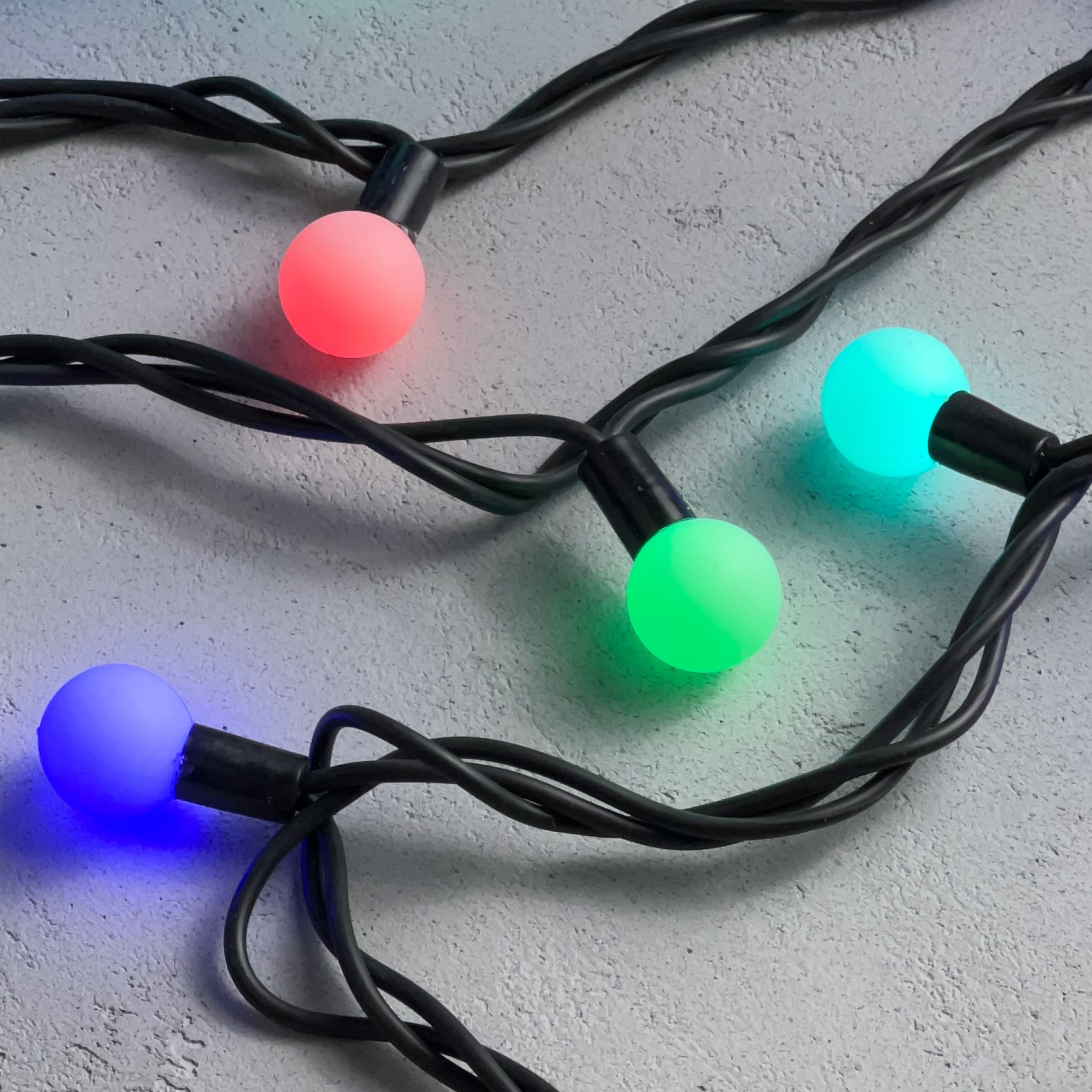 Гирлянда светодиодная Laitcom Fiesta big ball 7м, 100 led, IP65, 220-230V., D23мм, RGB Качественная картинка Гирлянда светодиодная Laitcom Fiesta big ball 7м, 100 led, IP65, 220-230V., D23мм, RGB